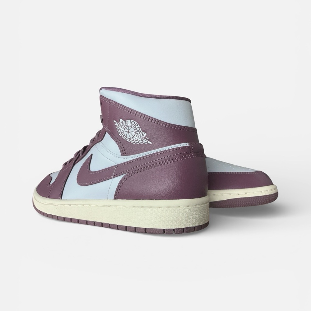 Nike Air Jordan 1 Mid-Woman’s - Picture 9 of 9